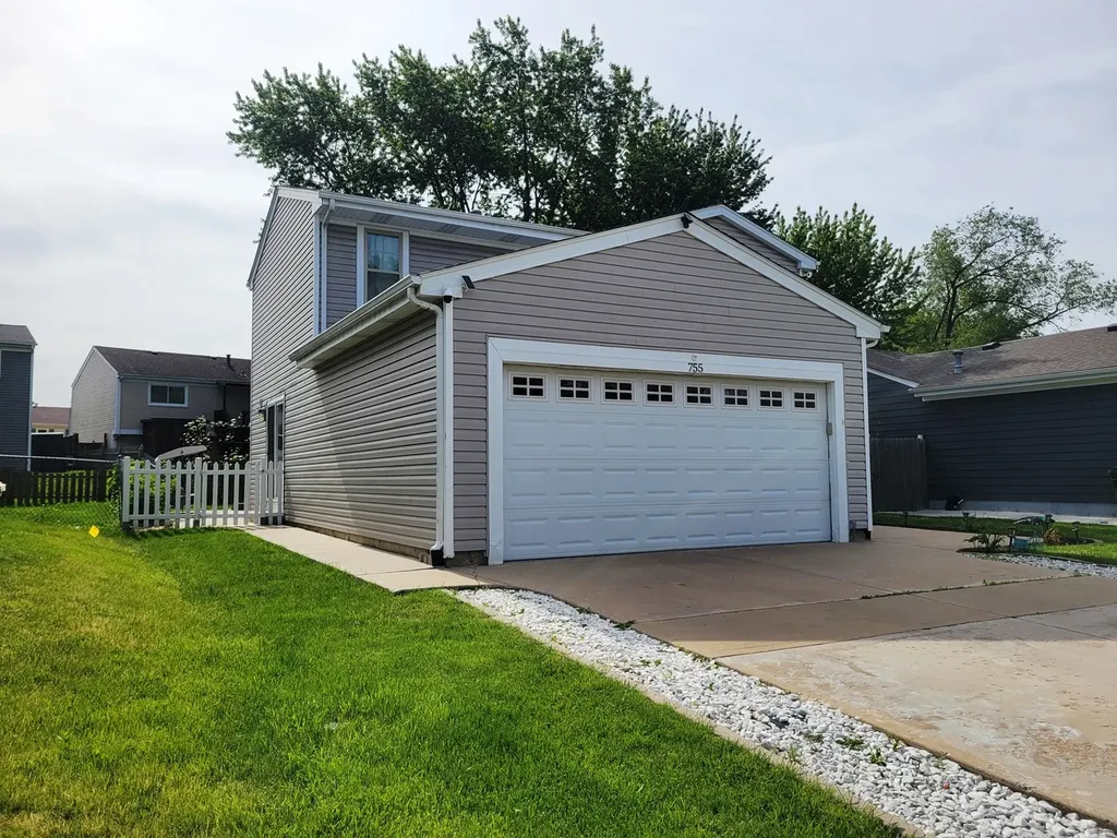 755 Rodenburg Road Roselle IL 60172