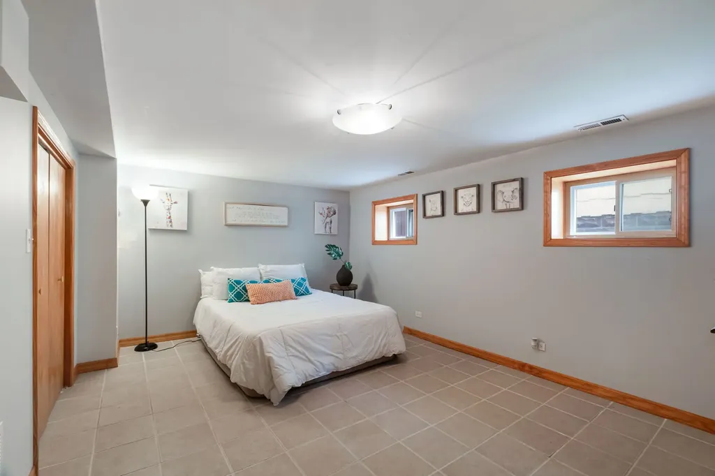 5424 North Mobile Avenue Chicago IL 60630
