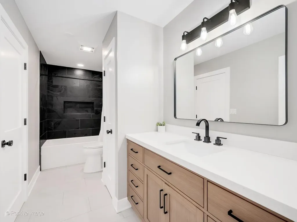 718 North Tamarac Boulevard Addison IL 60101