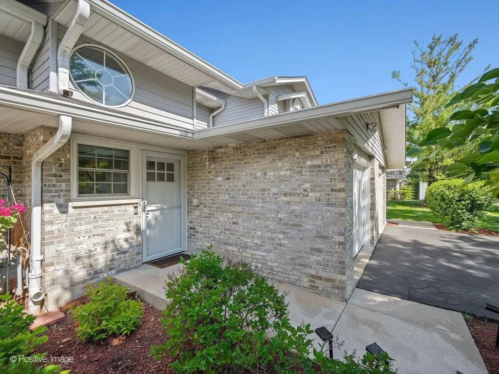 718 North Tamarac Boulevard Addison IL 60101