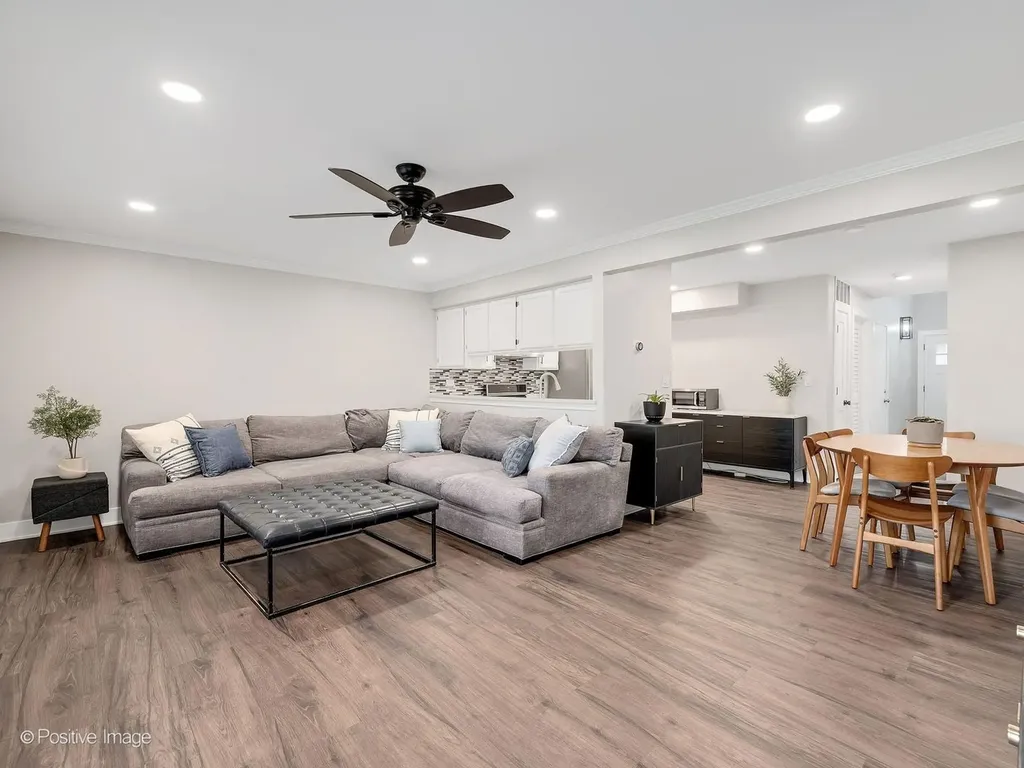 718 North Tamarac Boulevard Addison IL 60101
