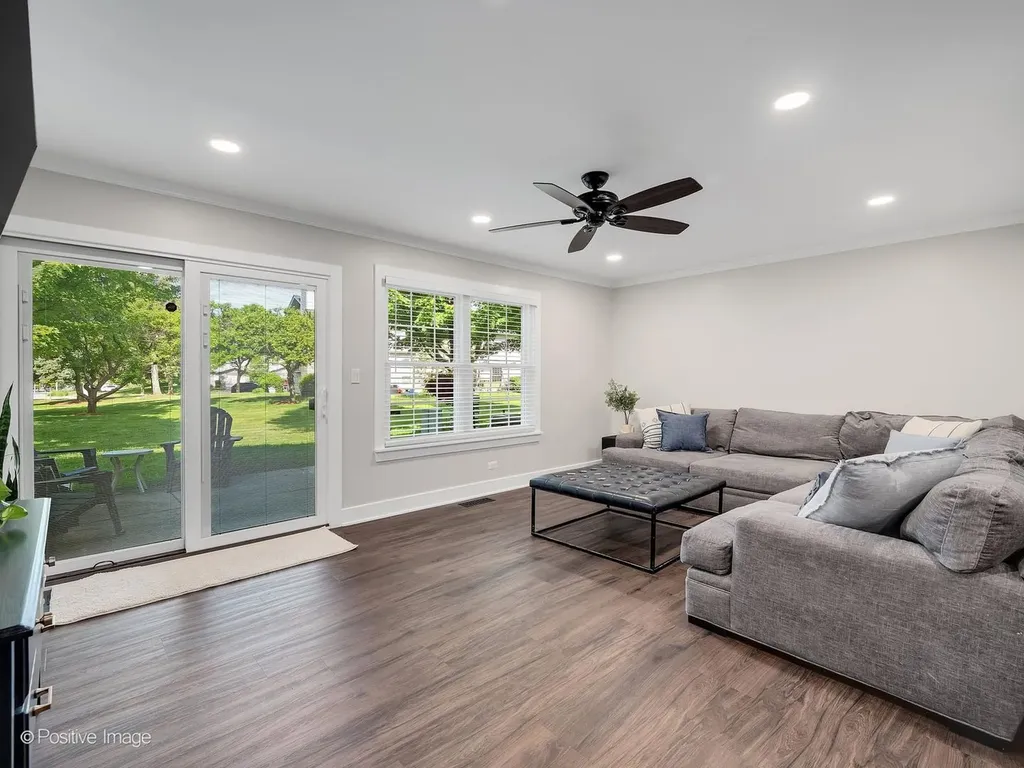 718 North Tamarac Boulevard Addison IL 60101