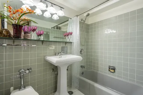 850 North Dewitt Place Chicago IL 60611