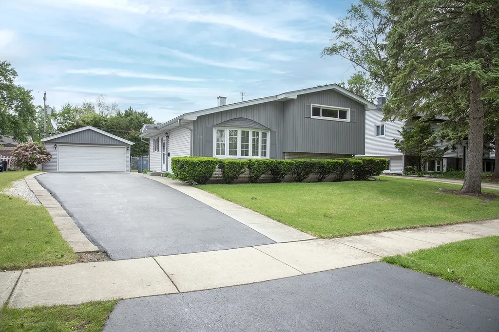 921 South Iowa Avenue Addison IL 60101