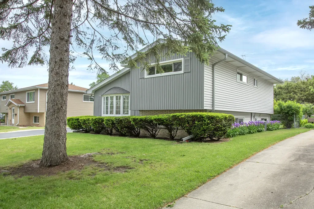 921 South Iowa Avenue Addison IL 60101