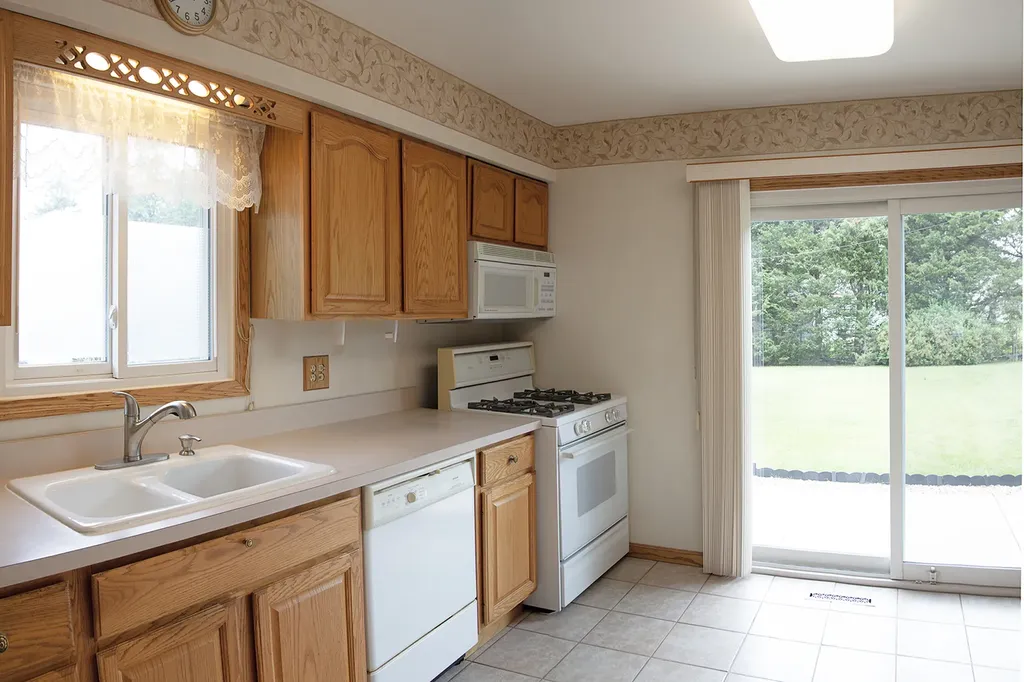921 South Iowa Avenue Addison IL 60101