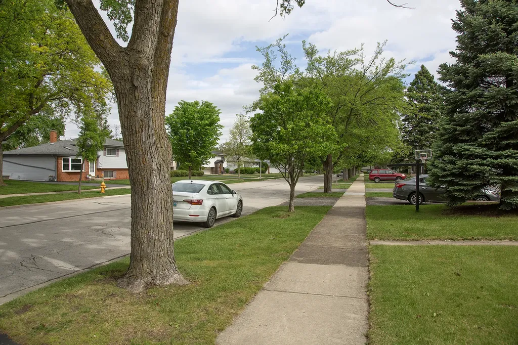 921 South Iowa Avenue Addison IL 60101