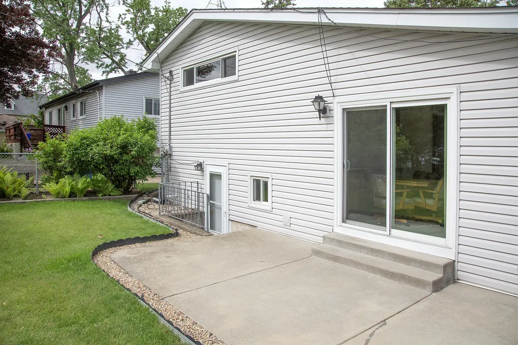 921 South Iowa Avenue Addison IL 60101