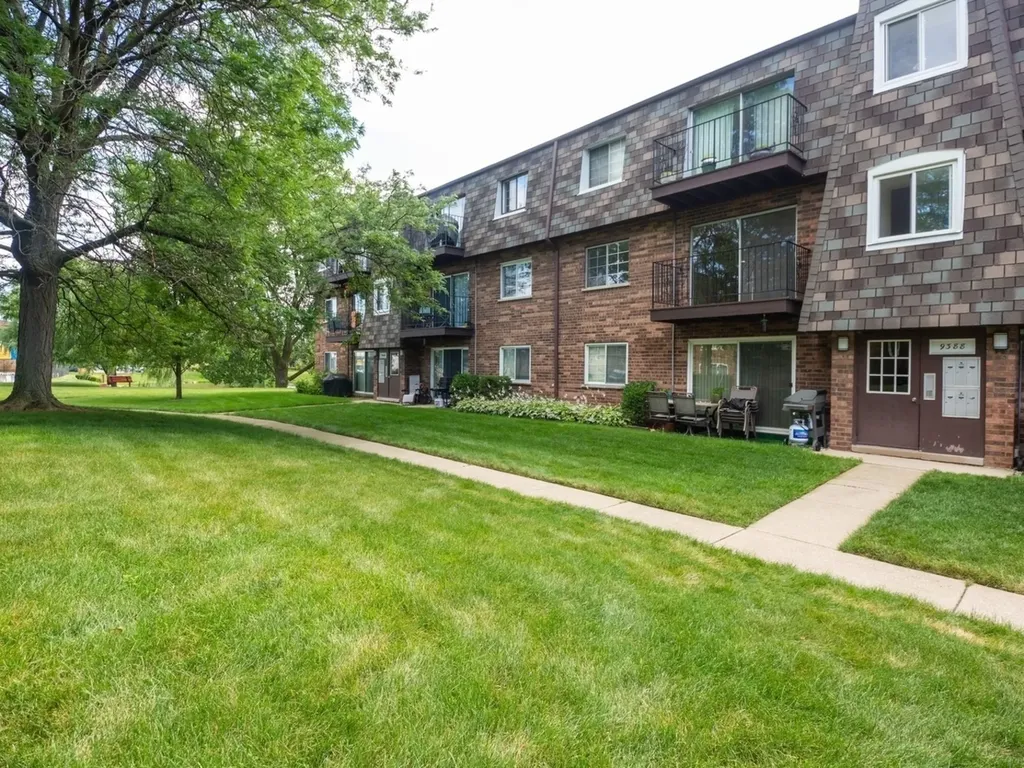 9388 Bay Colony Drive Des Plaines IL 60016