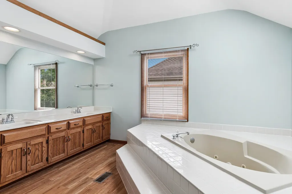 6127 Tyrnbury Drive Lisle IL 60532