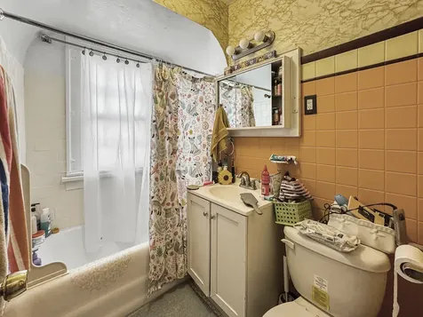1141 Victoria Avenue North Chicago IL 60064