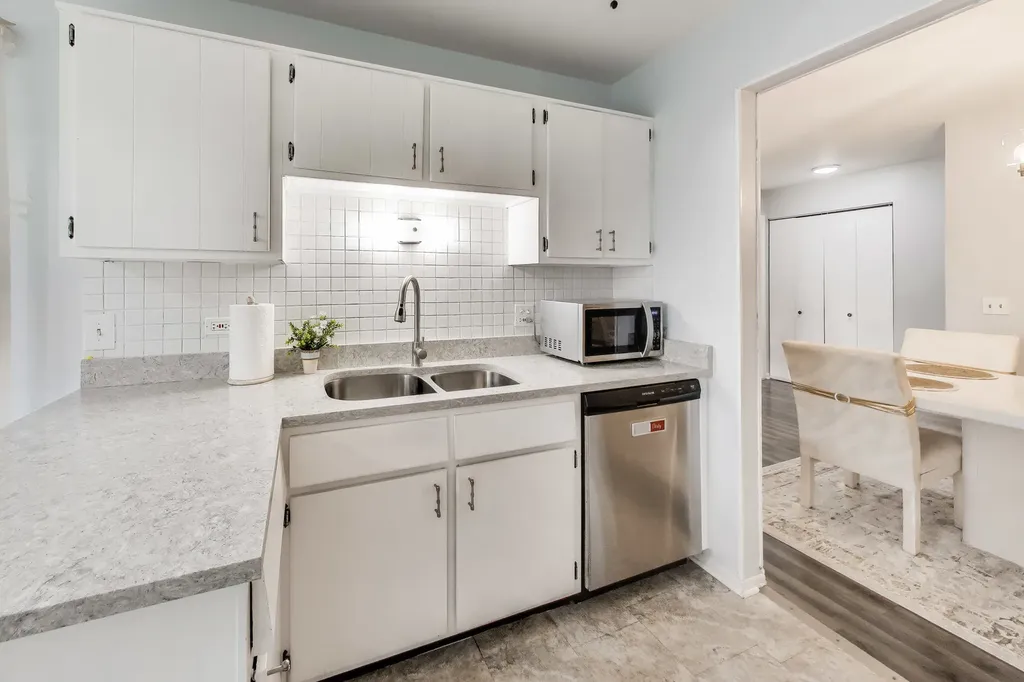 1264 Williamsburg Drive Schaumburg IL 60193