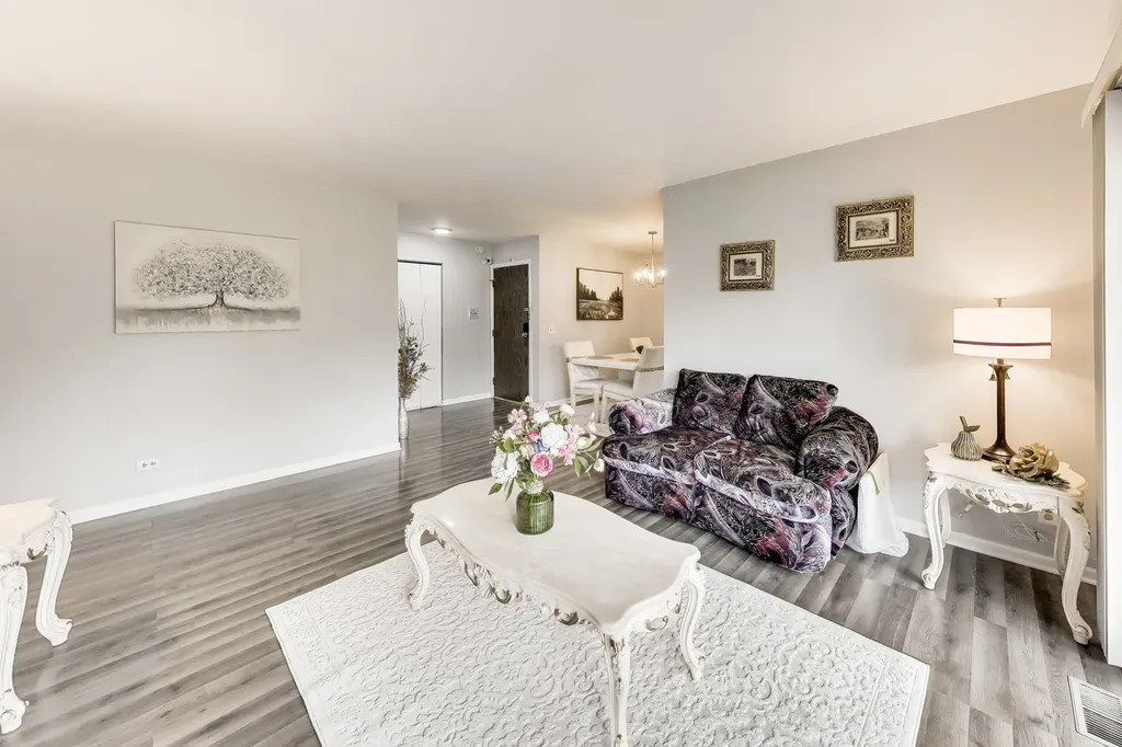 1264 Williamsburg Drive Schaumburg IL 60193