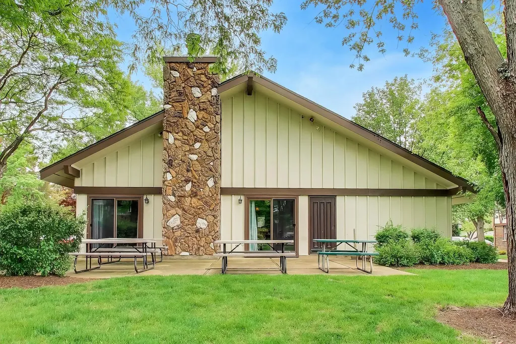 1264 Williamsburg Drive Schaumburg IL 60193
