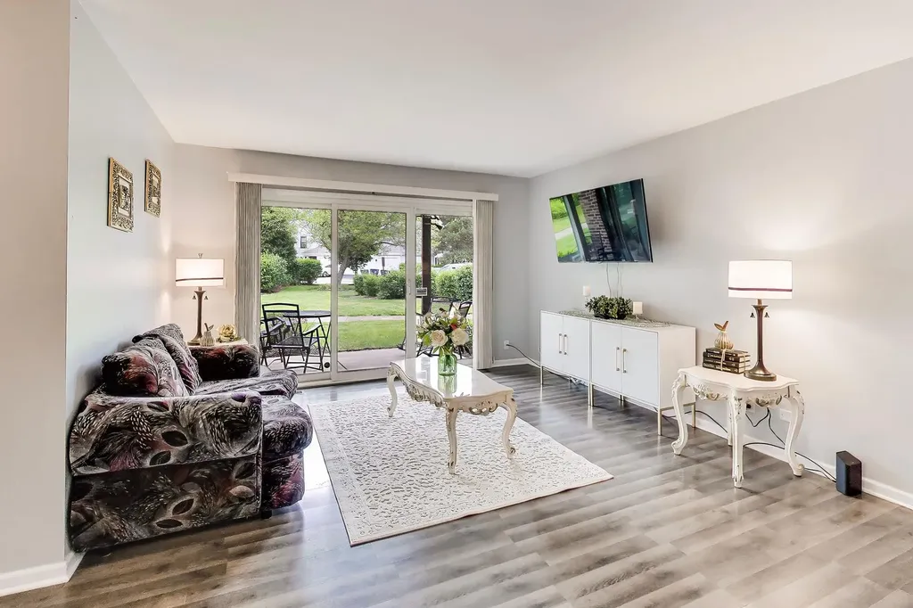 1264 Williamsburg Drive Schaumburg IL 60193