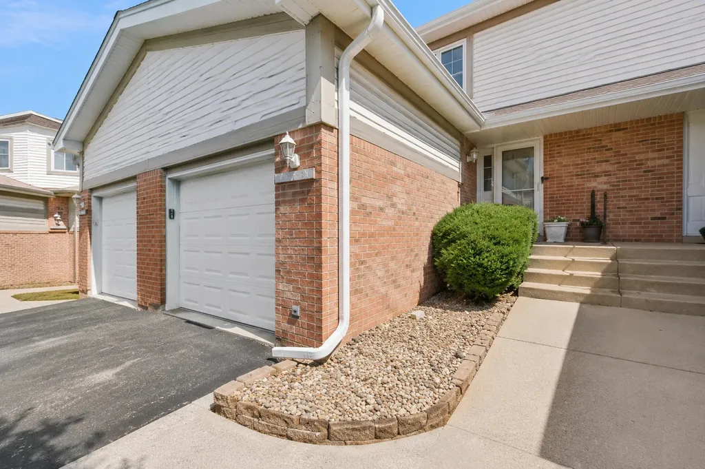 15931 Blackwater Court Tinley Park IL 60477