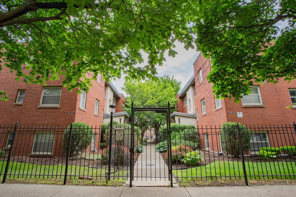 7521 North Damen Avenue Chicago IL 60645
