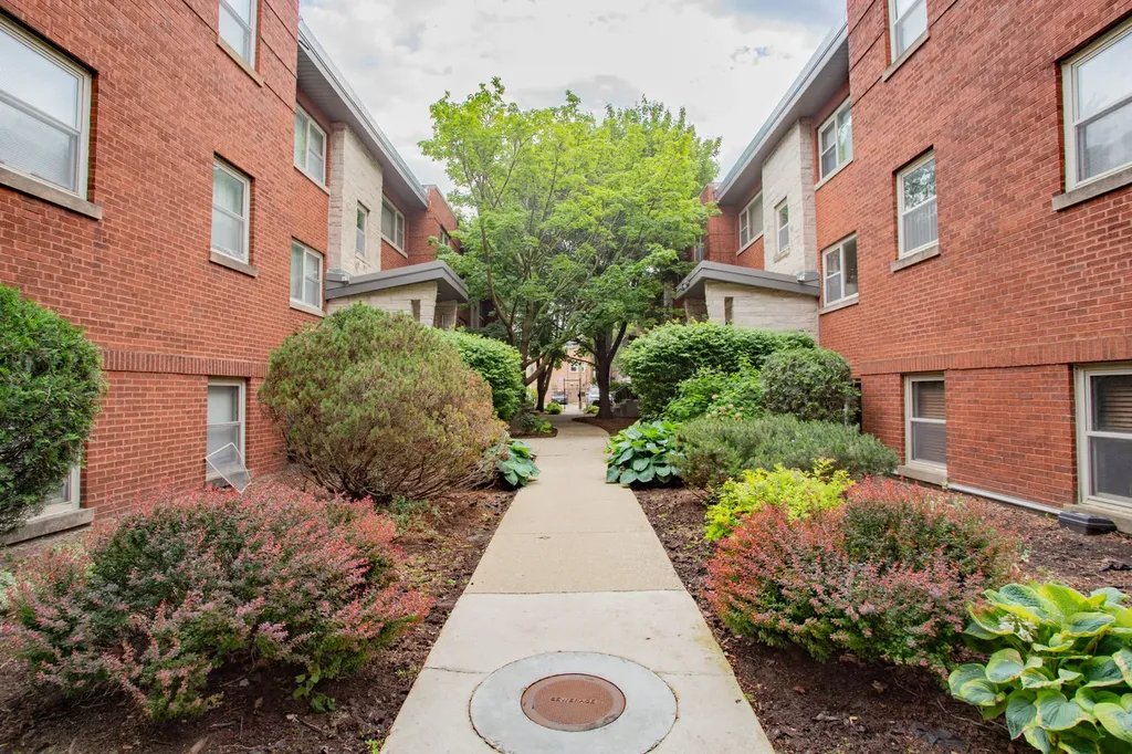 7521 North Damen Avenue Chicago IL 60645