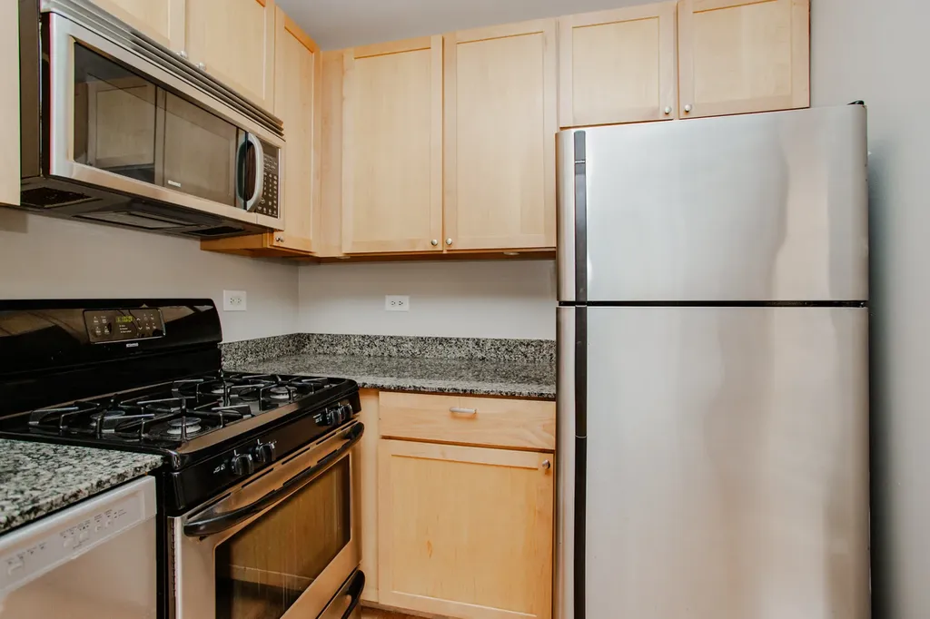 7521 North Damen Avenue Chicago IL 60645