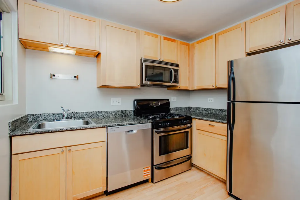 7521 North Damen Avenue Chicago IL 60645