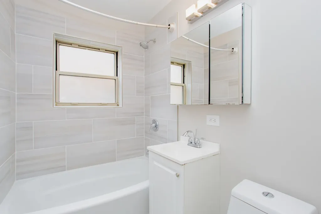7521 North Damen Avenue Chicago IL 60645