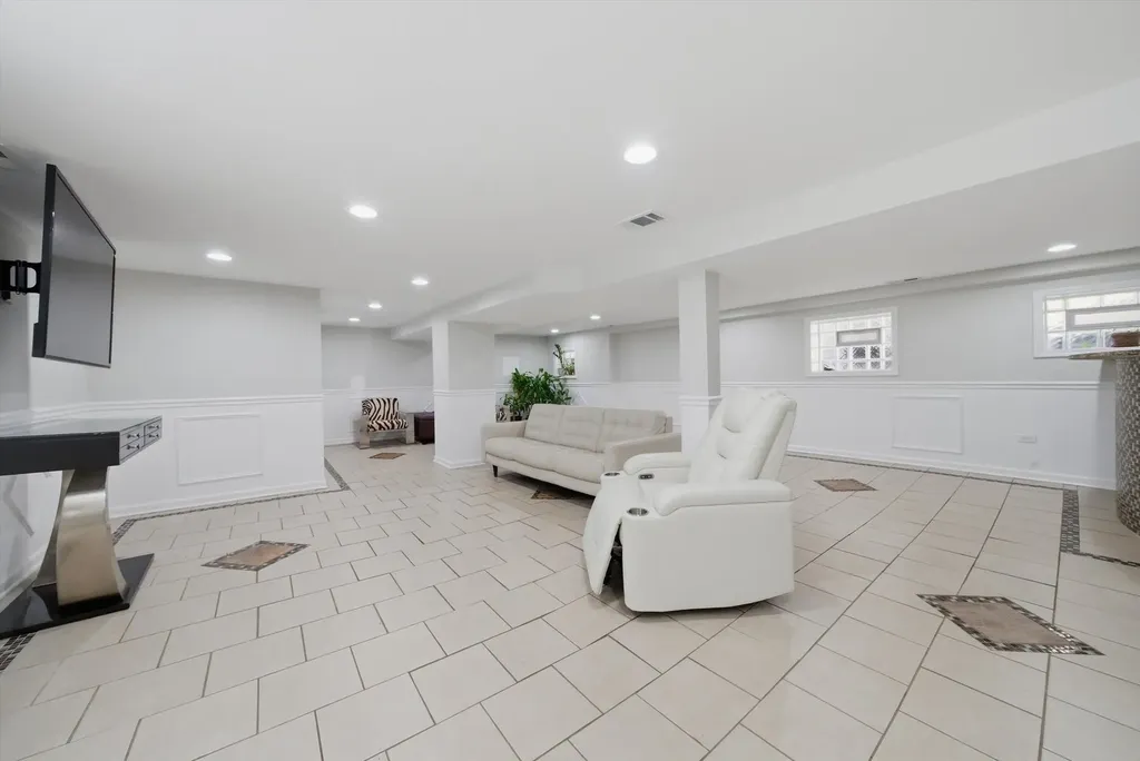 7247 South Luella Avenue Chicago IL 60649