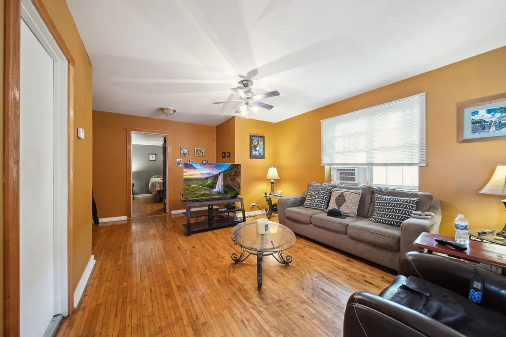 4351 North Western Avenue Chicago IL 60618
