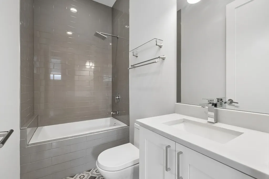 2733 West Hirsch Street Chicago IL 60622