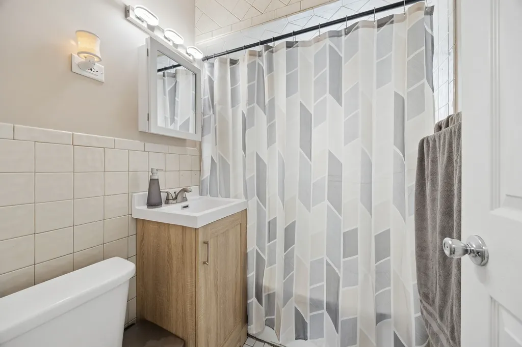 3933 West 85th Place Chicago IL 60652