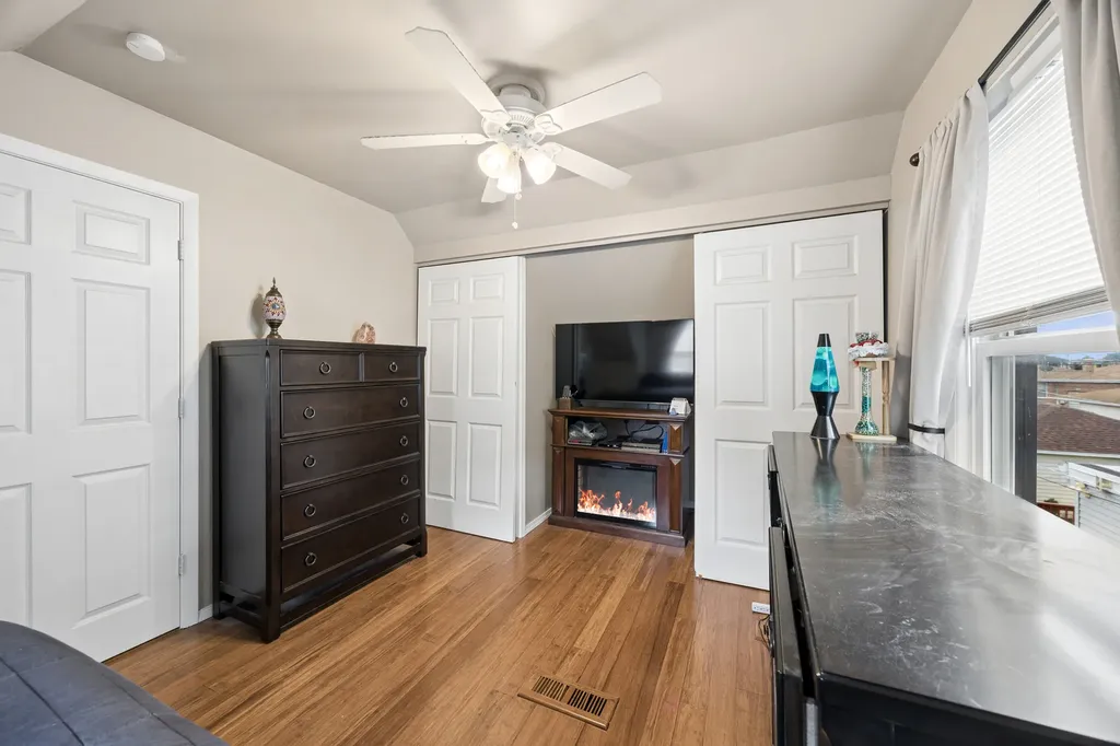 3933 West 85th Place Chicago IL 60652