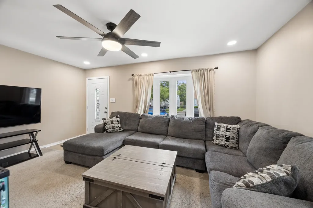 3933 West 85th Place Chicago IL 60652