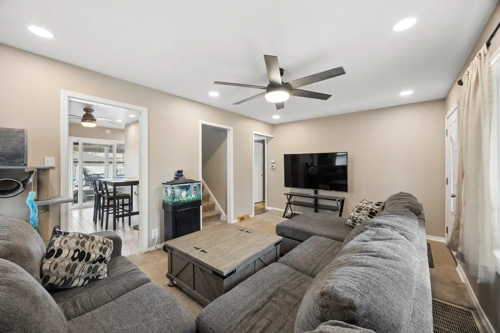 3933 West 85th Place Chicago IL 60652