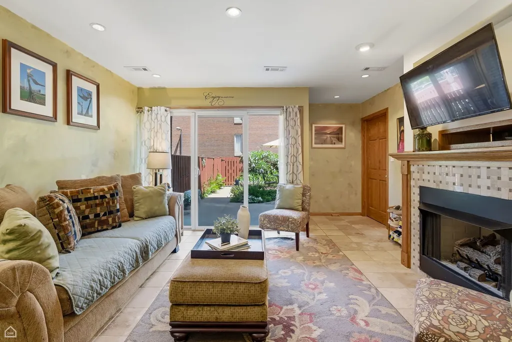 2733 South Michigan Avenue Chicago IL 60616