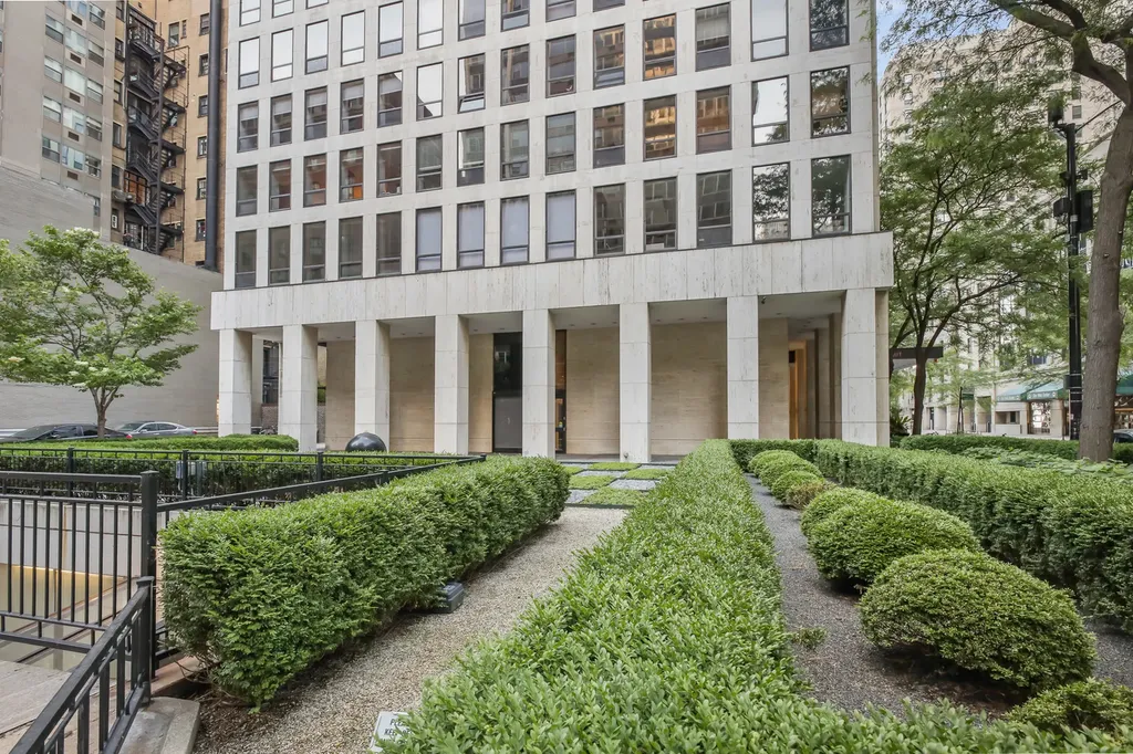 260 East Chestnut Street Chicago IL 60611