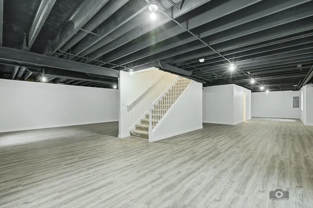 684 Schomer Road Aurora IL 60505