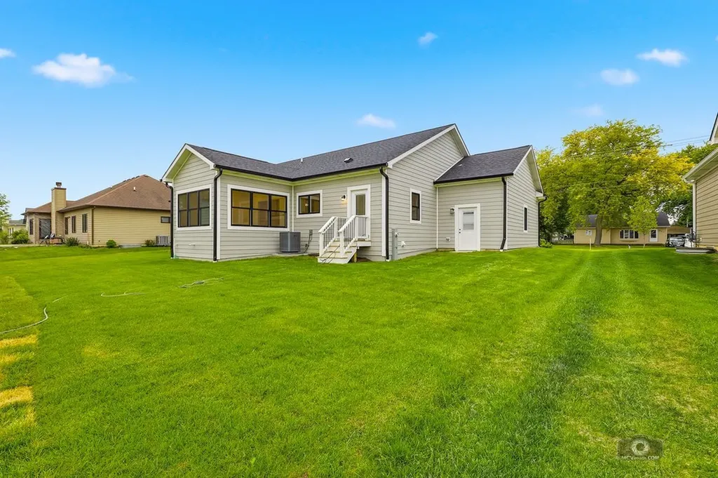 684 Schomer Road Aurora IL 60505