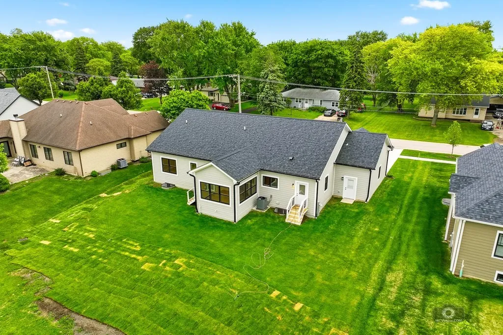 684 Schomer Road Aurora IL 60505