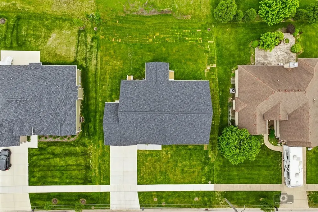 684 Schomer Road Aurora IL 60505