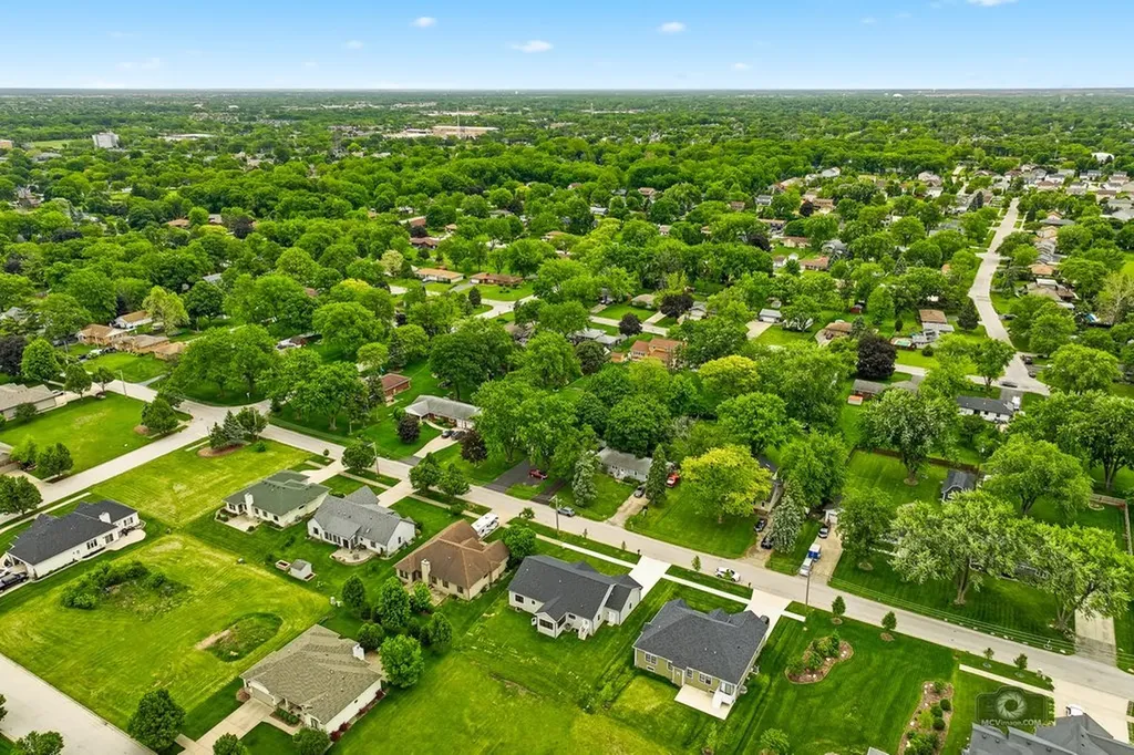 684 Schomer Road Aurora IL 60505