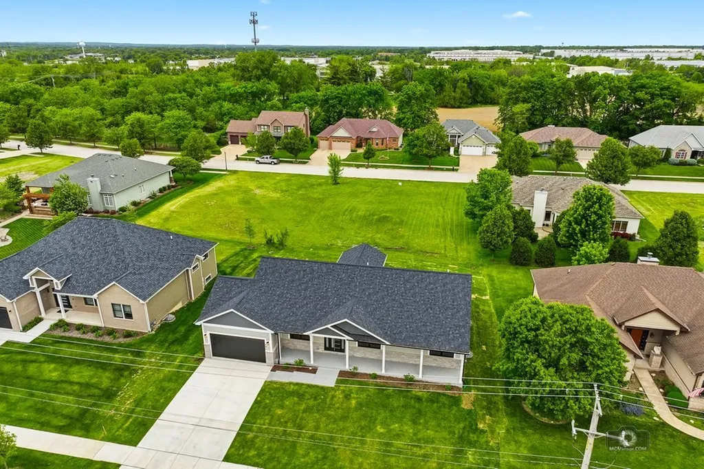 684 Schomer Road Aurora IL 60505