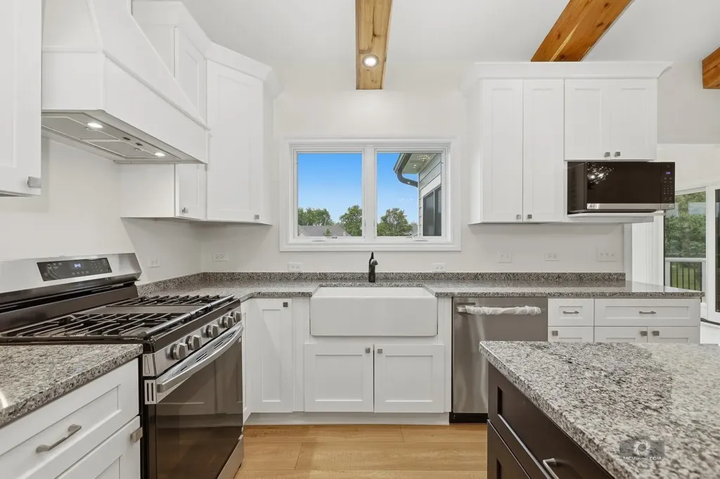 684 Schomer Road Aurora IL 60505