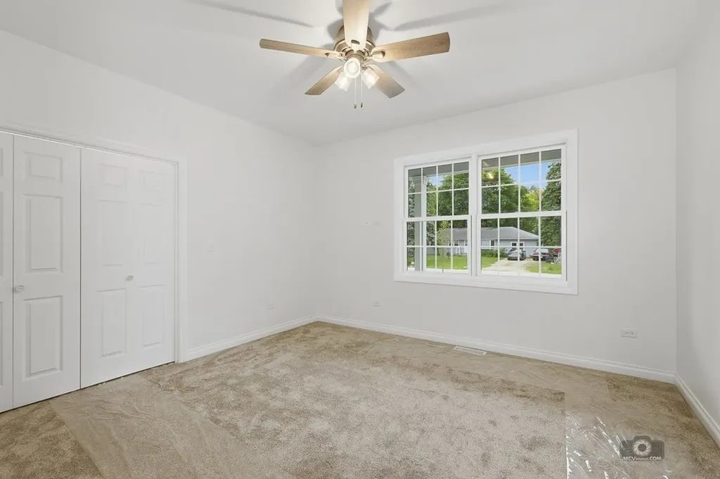 684 Schomer Road Aurora IL 60505