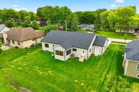 684 Schomer Road Aurora IL 60505