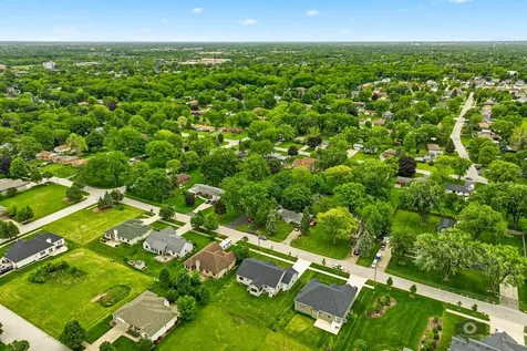 684 Schomer Road Aurora IL 60505