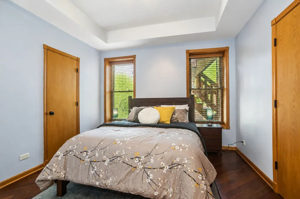 6151 North Glenwood Avenue Chicago IL 60660