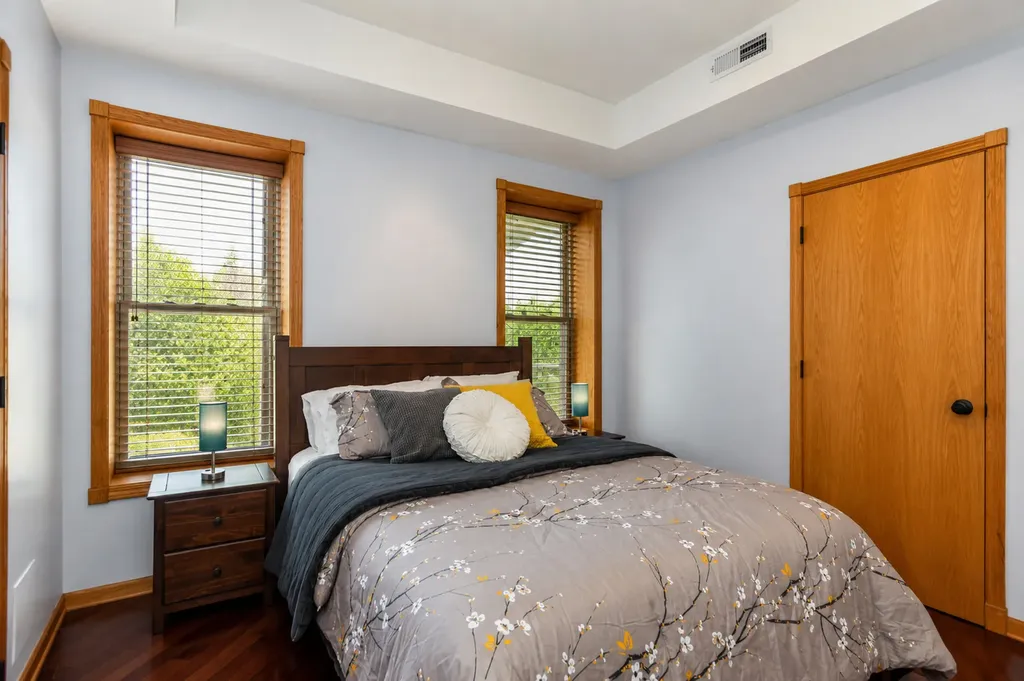 6151 North Glenwood Avenue Chicago IL 60660