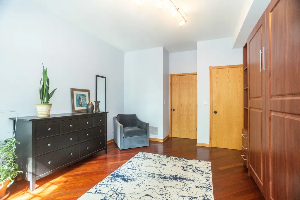 6151 North Glenwood Avenue Chicago IL 60660