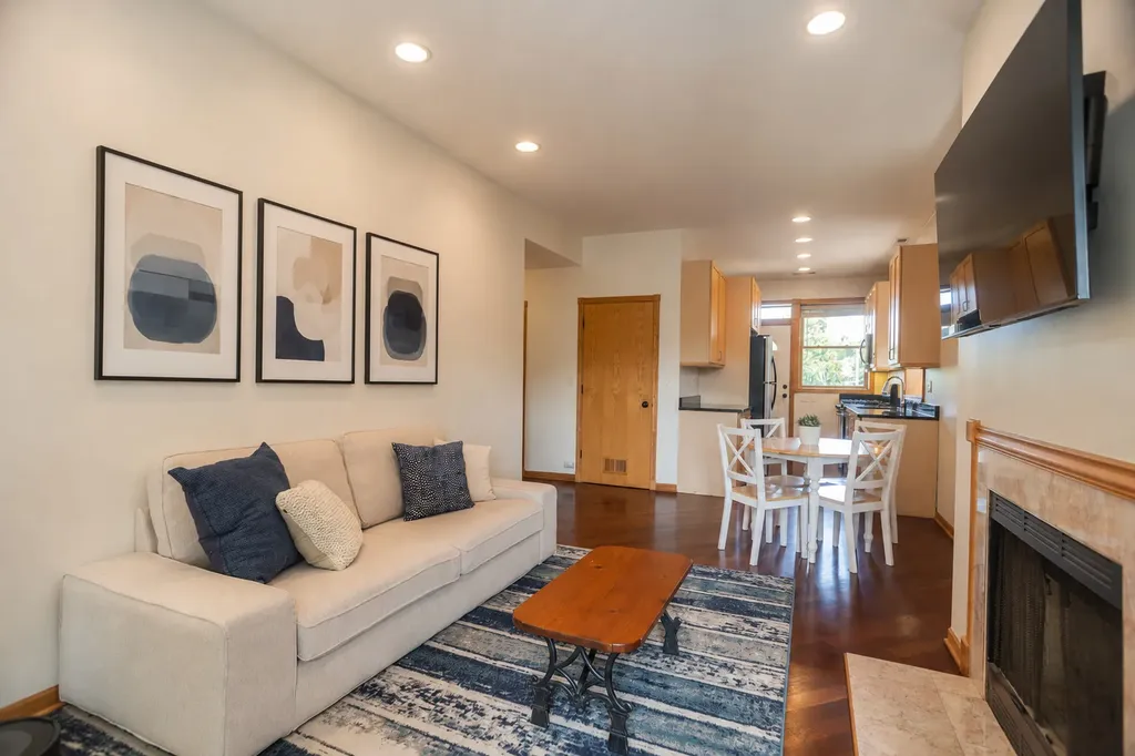 6151 North Glenwood Avenue Chicago IL 60660