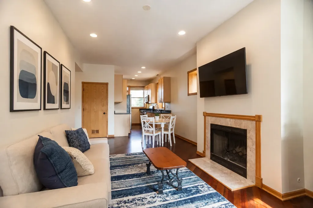 6151 North Glenwood Avenue Chicago IL 60660