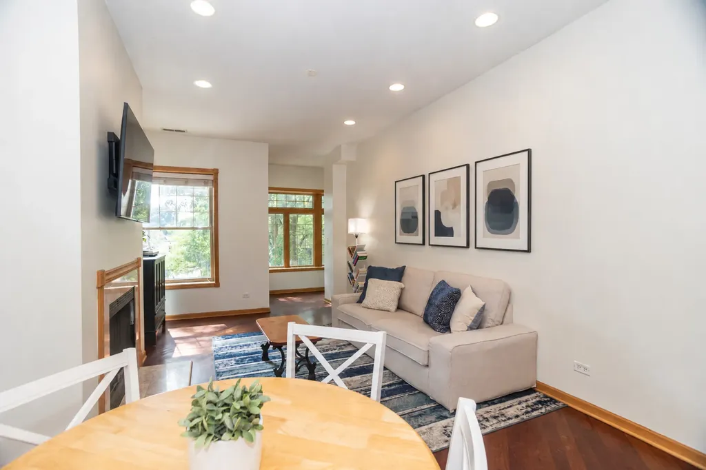6151 North Glenwood Avenue Chicago IL 60660